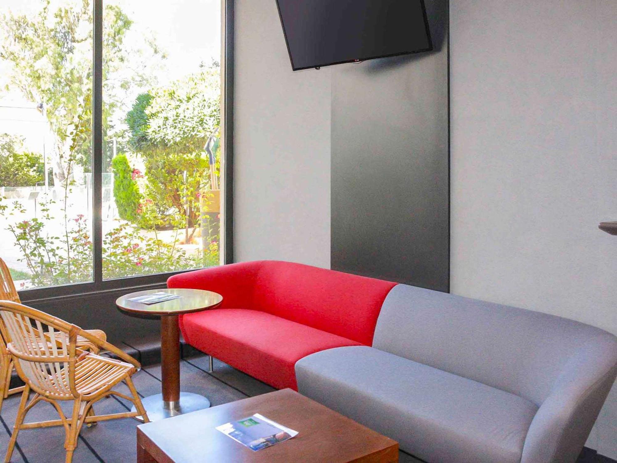 Ibis Styles Toulon La Seyne Sur Mer Buitenkant foto